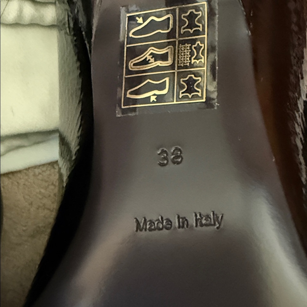 Burberry Black Patent Leather Heels - Picture 6 of 9